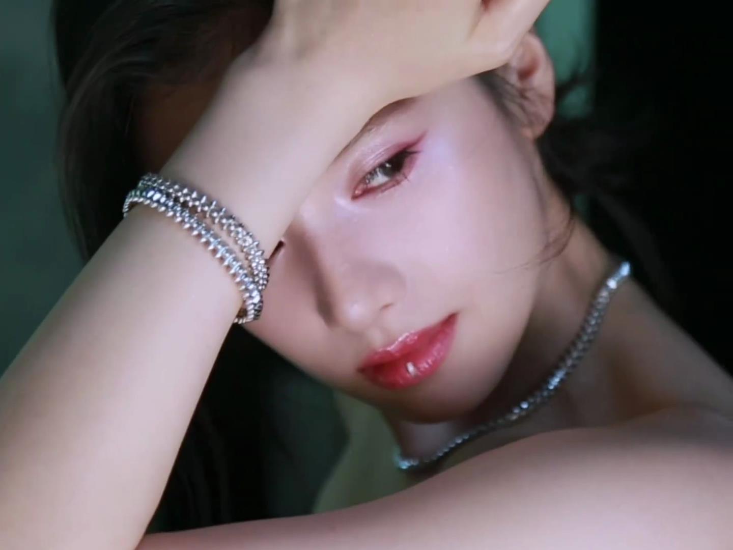 張婧儀,胸裙,灑脫,透視,演繹,時尚 張婧儀透視抹胸裙，自由灑脫的時尚演繹