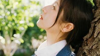 電鰻,娛樂 電鰻娛樂:初秋造型指南：李蘭迪白色襯衫加深藍色外套的時尚解讀